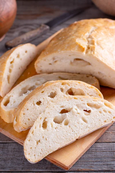 Pão Ciabatta Recém Assado Tábua Corte Madeira Ciabatta Com Orelhas — Fotografia de Stock