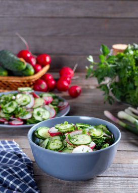 Taze sebze salatası, masaya yakın.