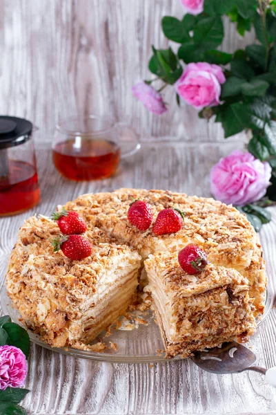 Pastel Napoleón Clásico Con Una Taza Postre Tradicional Millefeuille Con —  Fotos de Stock