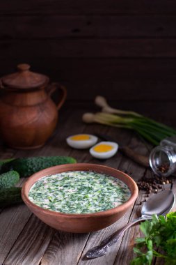 Geleneksel Rus yaz soğuk çorbası okroshka. Koyu ahşap arka planda kefir var.