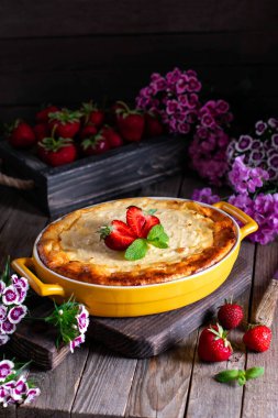 Süzme peynir ahşap arka planda böğürtlenli kek güveci pişirir. Sağlıklı kahvaltı.