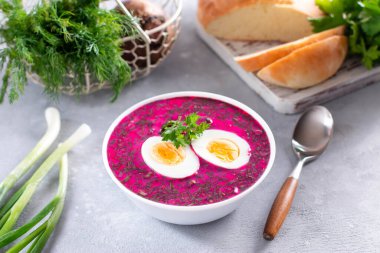 Yaz soğuğu pancar çorbası, taze sebzeler ve kaynamış yumurta.