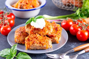 Lahanalı köfte. Beton arka planda sebzeli tembel lahana ruloları.