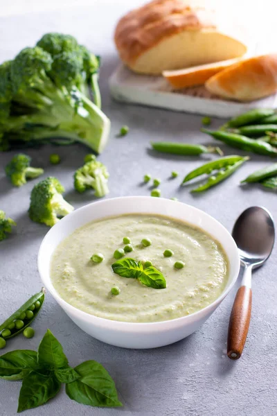 碗的花椰菜和绿豆奶油汤的混凝土背景 健康食品 — 图库照片