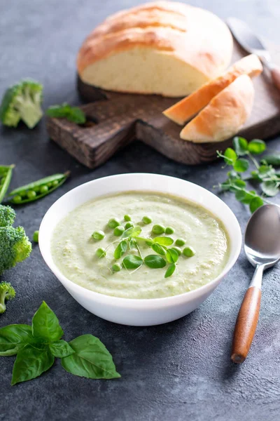 Mangkuk Brokoli Dan Sup Krim Kacang Polong Hijau Dengan Latar — Stok Foto