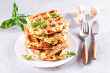 Kabaklı waffle, kabaklı börek waffle, vejetaryen kabaklı waffle, fesleğenli ve sarımsaklı gözleme.