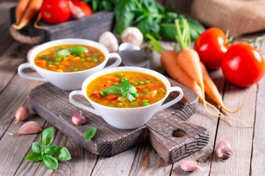 Sebze çorbası beyaz bir kasede masanın üzerinde tahta bir tahtanın üzerinde. Vejetaryen çorbası. Sağlıklı yiyecekler