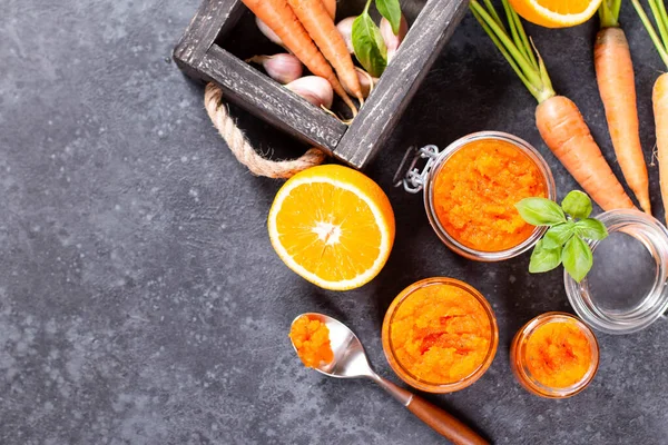 Морковное Варенье Апельсином Стеклянной Банке Темном Бетонном Фоне Овощные Джемы — стоковое фото