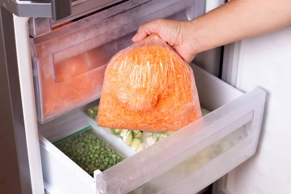 Человек Берет Пластиковый Пакет Замороженной Морковью Холодильника Крупным Планом — стоковое фото
