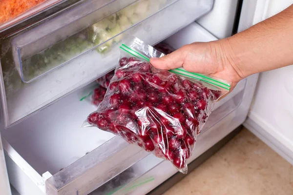 Férfi Vesz Műanyag Zacskó Cseresznye Hűtőszekrényből Közelkép — Stock Fotó
