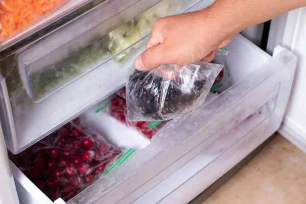 Buzdolabından Siyah Üzümlü Plastik Poşet Alan Adam Yakın Plan — Stok fotoğraf