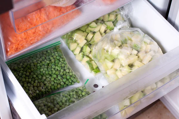 Buzdolabında Farklı Donmuş Sebzeler Olan Plastik Poşetler Kabak Bezelye Yakın — Stok fotoğraf