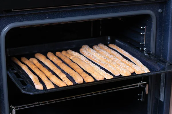 Nybakade Brödpinnar Ugnen Italiensk Grissini Eller Saltade Brödpinnar — Stockfoto