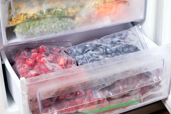 Gefrorene Ökologische Beeren Wiederverwendbaren Plastiktüten Erdbeere Und Blaubeere Beeren Tiefkühlregal — Stockfoto
