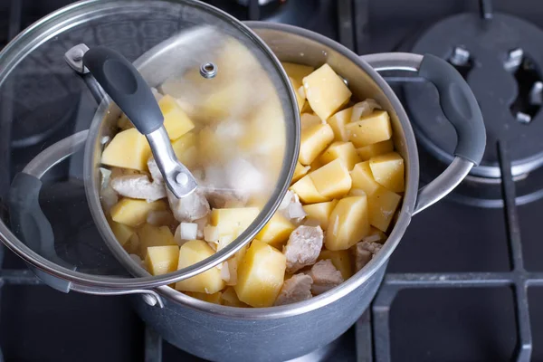 鍋に肉とジャガイモ 煮込みジャガイモの調理 — ストック写真