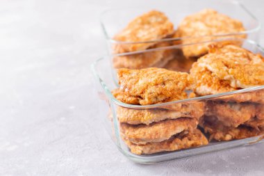 Yemek hazırlıyorum. Cam bir kabın içinde kızarmış et. Hazır yemekler. Boşluğu kopyala.