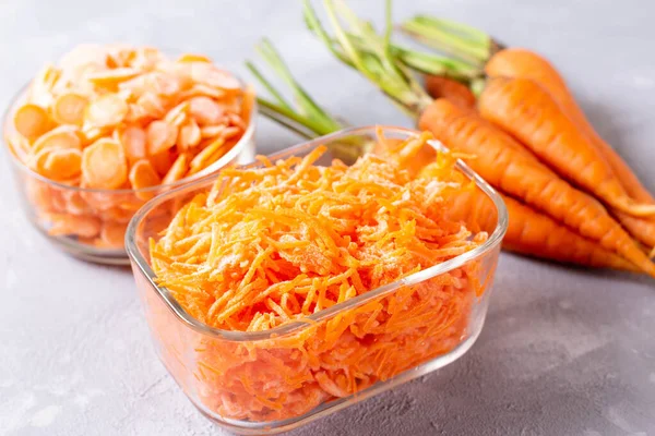 Замороженная Тертая Морковь Стеклянном Контейнере Светлом Фоне Замороженные Овощи — стоковое фото
