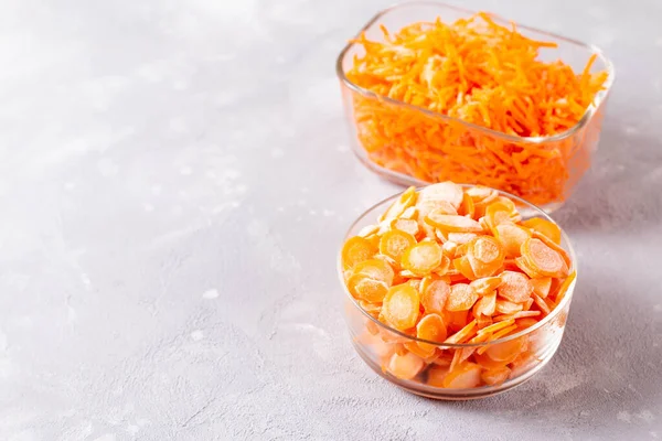 Замороженные Ломтики Моркови Стеклянном Контейнере Светлом Фоне Замороженные Овощи — стоковое фото