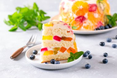 Meyve ve reçelli kek hafif bir arka planda böğürtlen ve nane ile