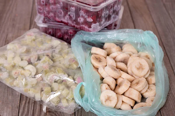 Замороженные Кусочки Банана Пластиковых Пакетах Столе Замороженные Продукты Морозилке — стоковое фото