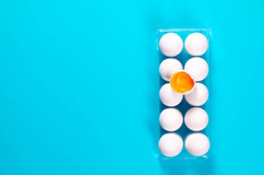 Mavi arka planda fotokopi alanı olan organik tavuk yumurtaları. Üst görünüm.
