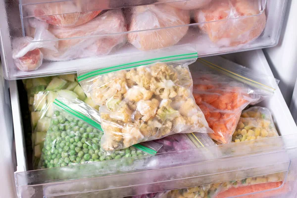Kembang Kol Beku Dalam Kantong Plastik Dalam Freezer Sayuran Beku — Stok Foto