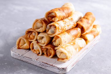 Süzme peynirli ve kuru üzümlü krep. Kahvaltı yapma fikri. Seçici odak.