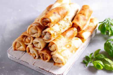 Süzme peynirli ve kuru üzümlü krep. Kahvaltı yapma fikri. Seçici odak.