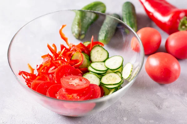 Taze domates salatası ve salatalık.