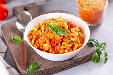 Mercimek, havuç, sebze ve fesleğenli çorba, bir tabakta.