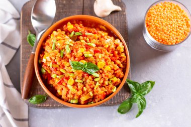 Kırmızı Mercimek Çorbası, ışık arka planı, üst görünümü, kopyalama alanı. Geleneksel Türk ya da Arap mercimek ve sebze çorbası, sağlıklı vejetaryen yemeği..