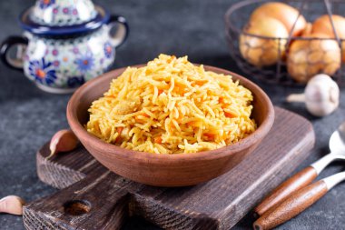 Koyu arkaplanda kase içinde klasik doğulu pirinç pilavı.