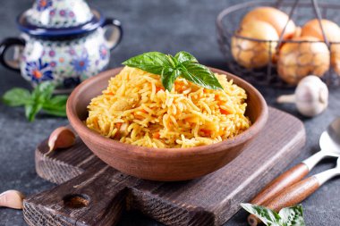 Taş arka planda bir kasede Pilaf. Doğu Asya şenlik mutfağı konsepti