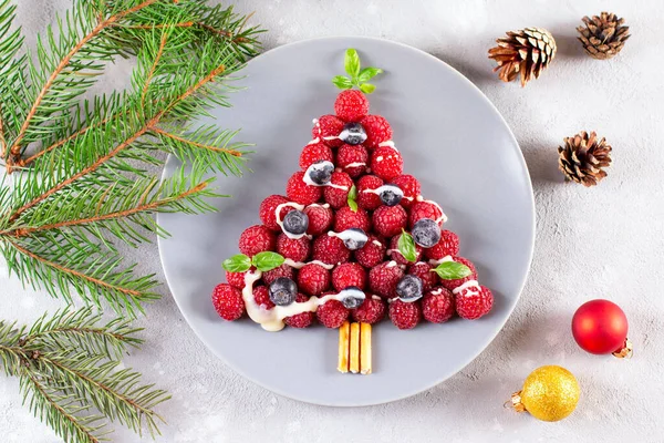 Raspberry Christmas Tree Funny Idea Kids Christmas Breakfast Creative Idea — Stock Photo, Image