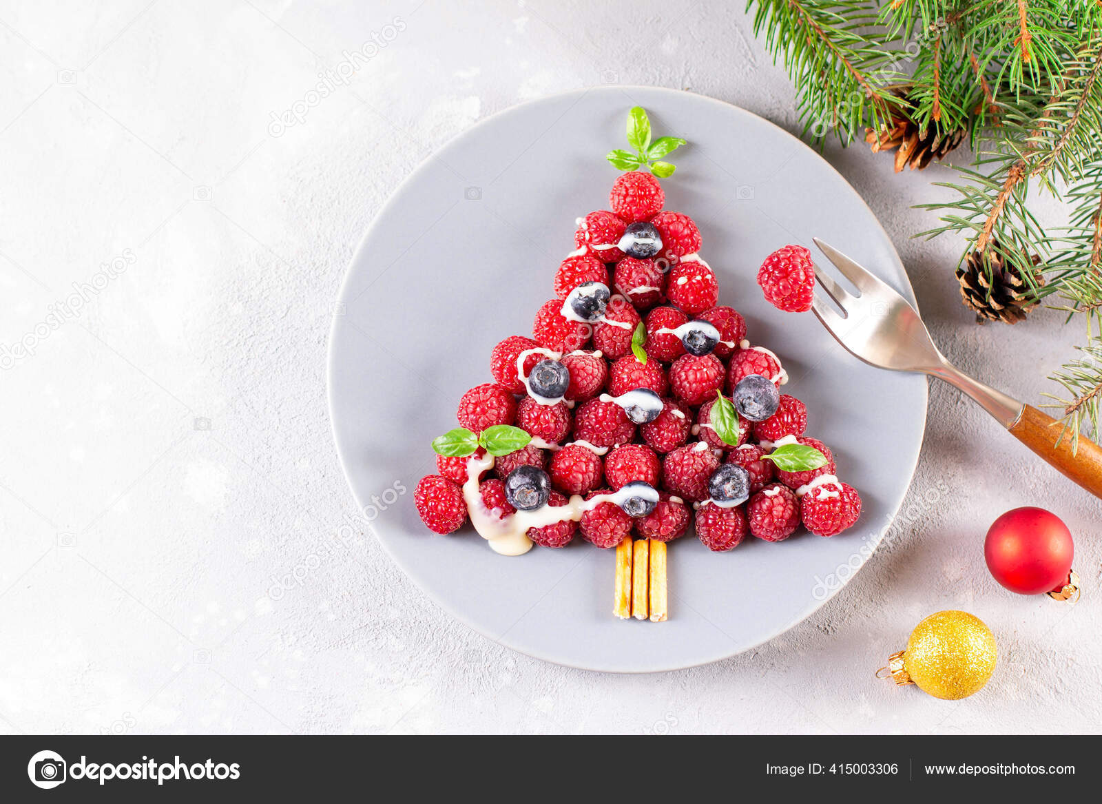 Árvore Natal Feita Framboesa Vista Superior Ideia Criativa Para Sobremesas  fotos, imagens de © qwartm #415003306