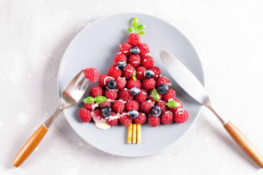 Ahududududan yapılmış Noel ağacı. Noel yemeği sanatı. Üst görünüm