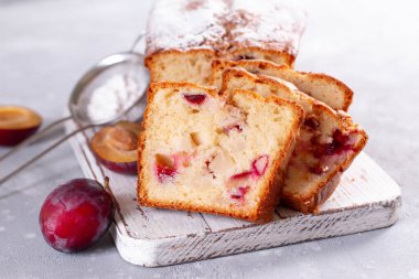 Beyaz tahtada meyveli kek. Arkaplan ve duvar kağıdı için ev yapımı fırın kavramı.