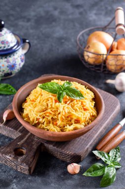 Özbek restoranı konsepti, Özbek yemek ziyafeti. Biftek, kuzu, tavuk, tavuktan yapılmış Özbek pilavı, sebzelerin yanında seramik bir kasede..