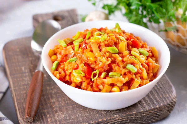 红色小扁豆炖菜 白碗里有蔬菜 背景浅 辛辣的食物 健康饮食 — 图库照片
