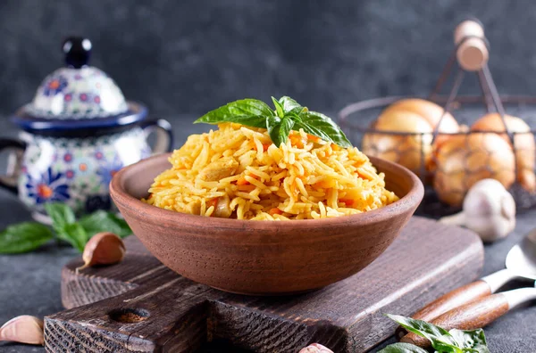 Prato Asiático Tradicional Pilaf Arroz Verduras Carne Uma Chapa Fundo — Fotografia de Stock