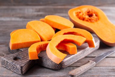 Tahta masada tereyağlı ezme yemeği hazırlığı. Geleneksel Şükran Günü yemeği için yemek pişirmek. Sonbahar balkabağı çorbası yapıyorum..