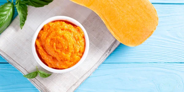 Pumpkin puree in white ceramic cup on wooden background. Dietary dish. Baby food. Top view. Copy space — Stock Image Pumpkin Puree White Ceramic Cup Wooden Background Dietary Dish Baby Stock Picture