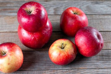 Çirkin yemek kavramı. Ahşap arka planda kırmızı elmalar. Gıda atıkları ve çirkin gıda konsepti.