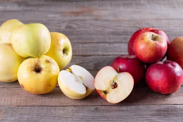 Lelijke Appel Een Snee Een Houten Achtergrond Lelijk Fruitconcept Selectieve — Stockfoto