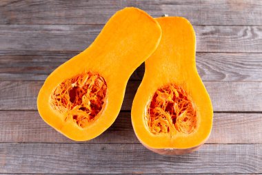 Tahta bir masada dilimlenmiş tereyağı ezmesi. Seçici odaklanma. Üst görünüm.