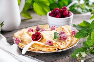 Tabakta ahududu böğürtlenli leziz krepler. yatay