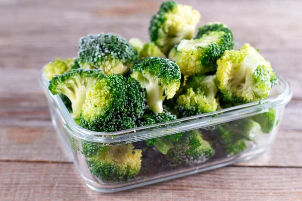Brokoli Beku Dalam Wadah Kaca Untuk Penyimpanan Jangka Panjang Sayuran — Stok Foto