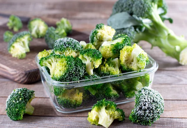 Brokoli Dalam Wadah Kaca Untuk Penyimpanan Jangka Panjang Sayuran Beku — Stok Foto