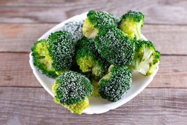 Brokoli Beku Segar Piring Putih Meja Kayu Makanan Sehat Closeup — Stok Foto
