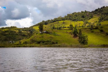 Rengarenk bir alan ve bazı evleri olan bir göl.